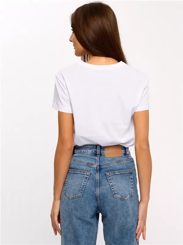 Футболка женская Апрель белая 46